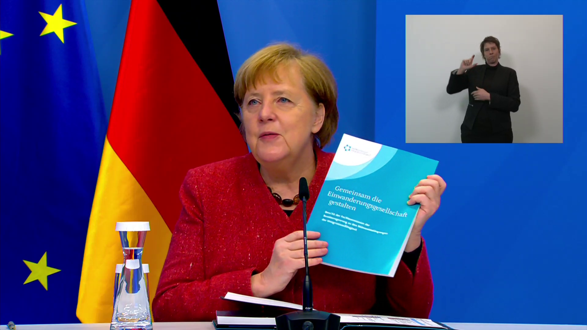 Bundeskanzlerin Angela Merkel mit dem Bericht der Fachkommission Integrationsfähigkeit